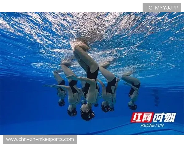 花样游泳选手水下倒立出水优雅绽放